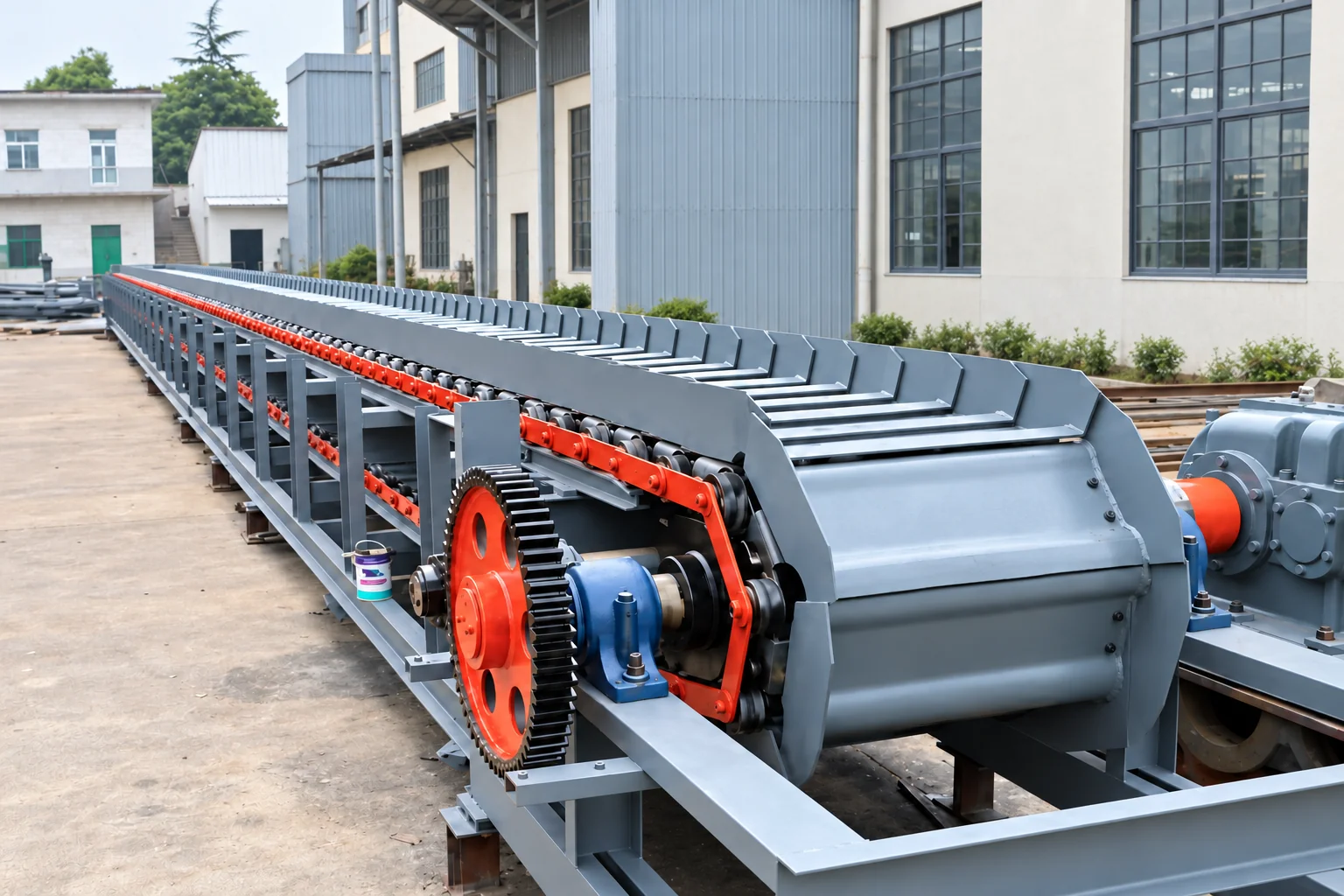 Apron conveyor for bulk material handling